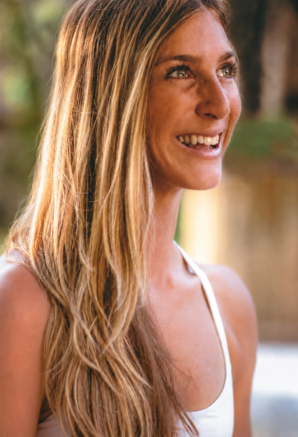 Lisa Lange im Profil im warmen Naturlicht