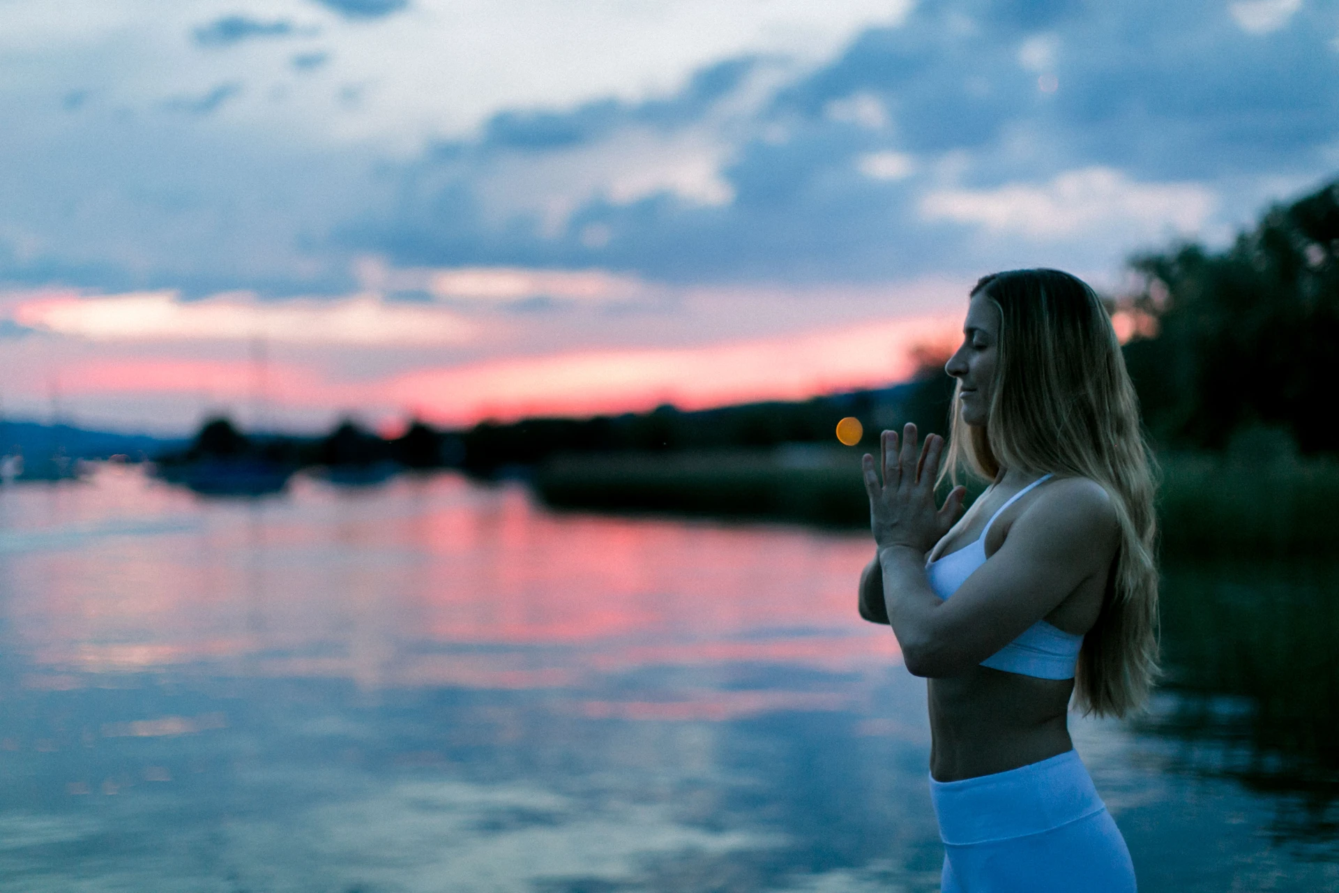 Lisa Lange am See bei ihrer Yogapraxis