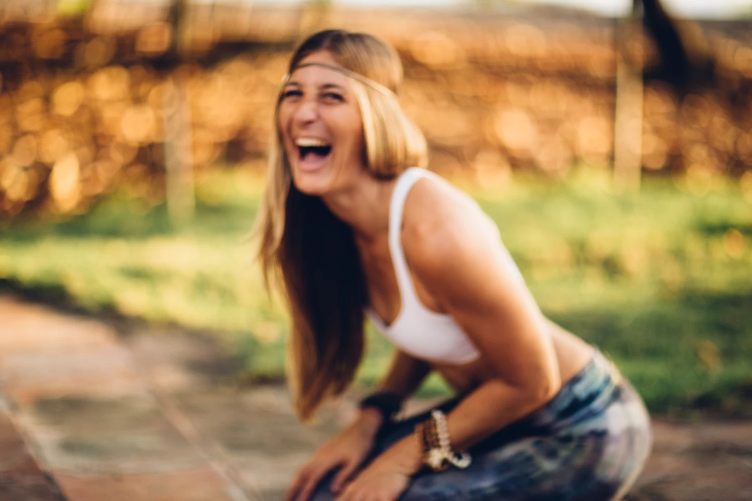 Lisa Lange lacht während einer Yogaaufnahme