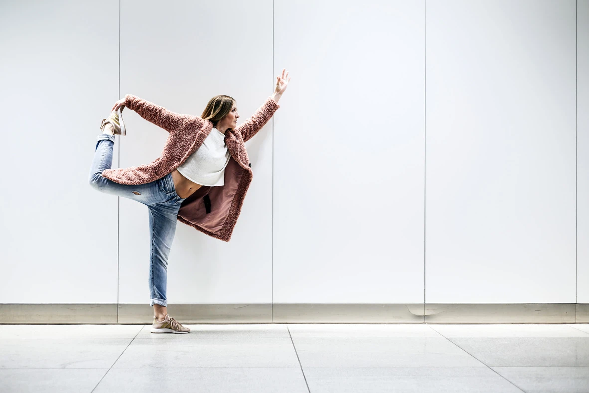 Lisa Lange in einer stehenden Yogahaltung